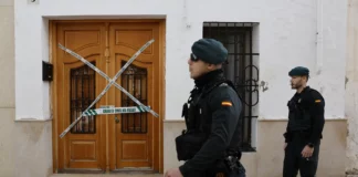 Miembros de la Guardia Civil en el portal donde se cometió el crimen en Sueca (Valencia). EFE/Ana Escobar