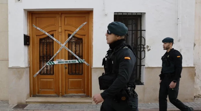 Prisión para el hombre acusado de asesinar al niño de 13 años en Sueca Miembros de la Guardia Civil en el portal donde se cometió el crimen en Sueca (Valencia). EFE/Ana Escobar