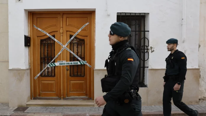 7televalencia efe guardia civil sueca Miembros de la Guardia Civil en el portal donde se cometió el crimen en Sueca (Valencia). EFE/Ana Escobar