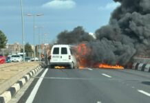 Dos vehículos arden en el Camí Nou de Picanya y obligan a cortar la CV-36 Una furgoneta arde en Camí Nou de Picanya y obliga a cortar el acceso a Valencia