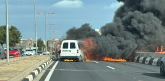 Una furgoneta arde en Camí Nou de Picanya y obliga a cortar el acceso a Valencia