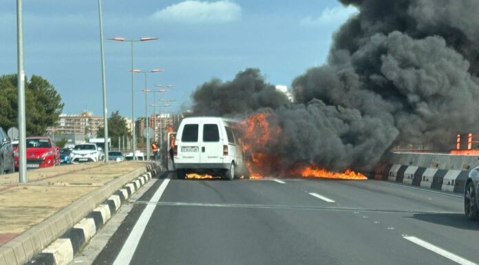 Dos vehículos arden en el Camí Nou de Picanya y obligan a cortar la CV-36 Una furgoneta arde en Camí Nou de Picanya y obliga a cortar el acceso a Valencia