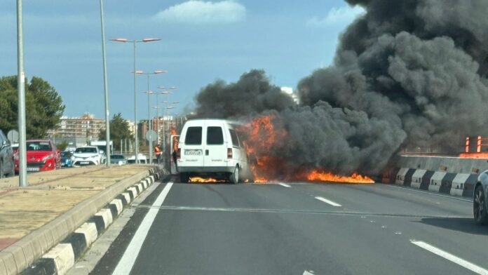 7televalencia incendio coche valencia Una furgoneta arde en Camí Nou de Picanya y obliga a cortar el acceso a Valencia