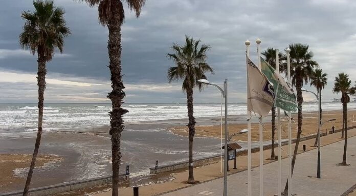 La borrasca Harry engulle playas, paseos marítimo y amenaza viviendas en València Playas afectadas por las subidas del nivel del mar