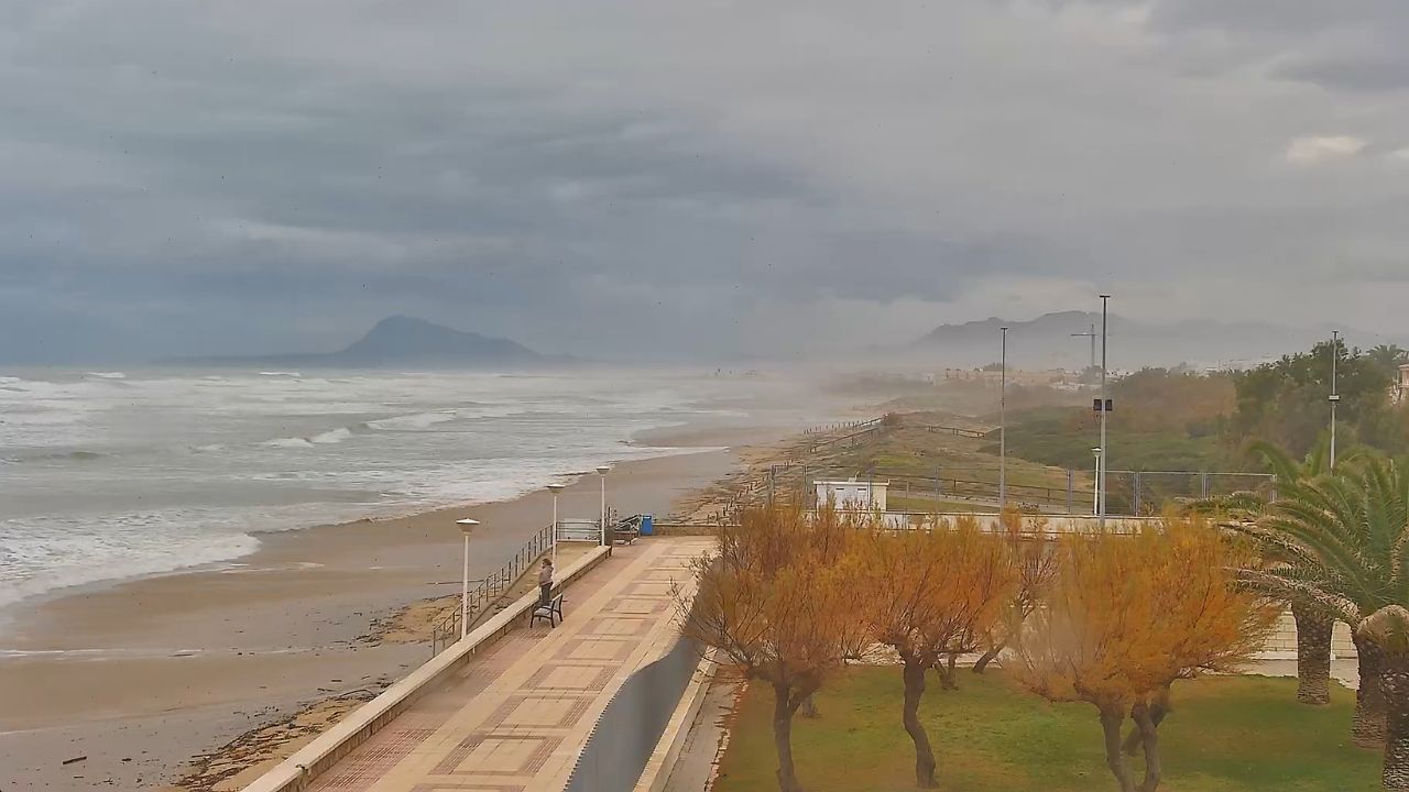 Playa de Piles con el Montgó de fondo