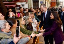 GALERÍA | Así ha sido la visita de los Reyes a la fábrica de recuerdos de la DANA en València