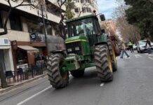 La tractorada bloquea Valencia: el sector agrario paraliza el centro de la ciudad Tractorada circulando por la Gran Vía Marqués del Túria