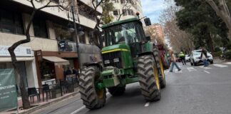 Tractorada circulando por la Gran Vía Marqués del Túria