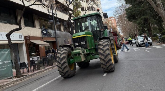 La tractorada bloquea Valencia: el sector agrario paraliza el centro de la ciudad Tractorada circulando por la Gran Vía Marqués del Túria