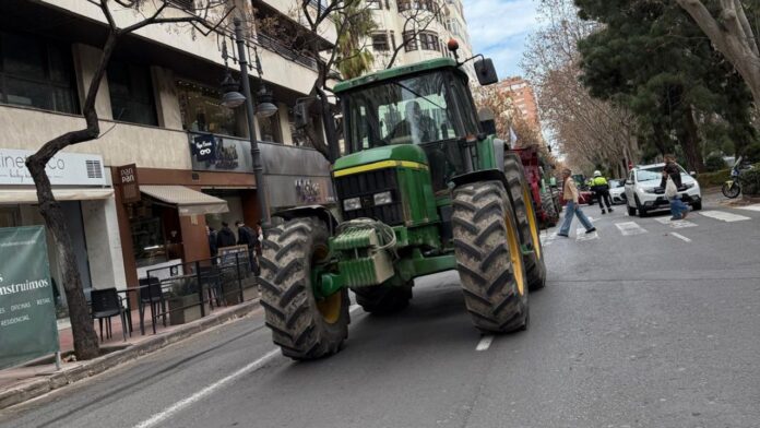 Tractorada circulando por la Gran Vía Marqués del Túria