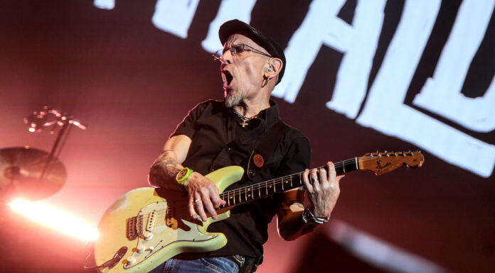 Fito & Fitipaldis hace vibrar con sus canciones a 16.000 valencianos