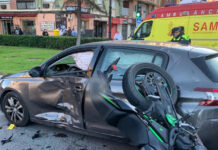 Impactante accidente entre una moto y un coche por saltarse un semáforo en la avenida del Cid