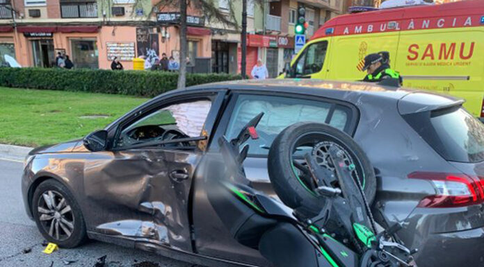 Impactante accidente entre una moto y un coche por saltarse un semáforo en la avenida del Cid