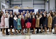 Margarita Vercher entrega los cancanes del primer vestido a las Falleras Mayores y sus Cortes