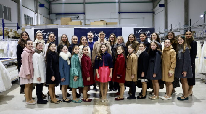 Margarita Vercher entrega los cancanes del primer vestido a las Falleras Mayores y sus Cortes