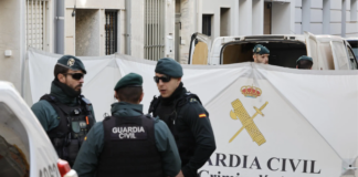 Miembros de la Guardia Civil de criminalística en el lugar donde se cometió el crimen. Autopsia / ANA ESCOBAR (EFE)