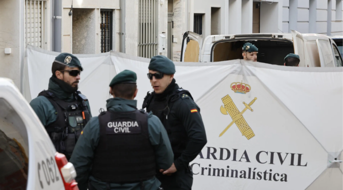 La autopsia confirma que el niño de Sueca fue asesinado por un adulto Miembros de la Guardia Civil de criminalística en el lugar donde se cometió el crimen. Autopsia / ANA ESCOBAR (EFE)