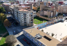 Un hombre zarandea a un bebé desde el balcón de un segundo piso en La Torre Un hombre zarandea a un bebé desde el balcón de un bloque de viviendas en La Torre