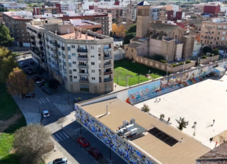Un hombre zarandea a un bebé desde el balcón de un bloque de viviendas en La Torre