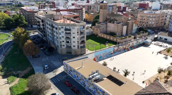 Un hombre zarandea a un bebé desde el balcón de un segundo piso en La Torre Un hombre zarandea a un bebé desde el balcón de un bloque de viviendas en La Torre