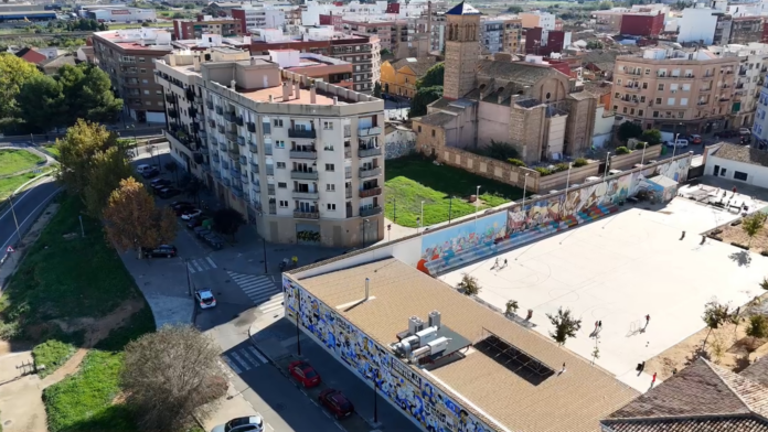 7televalencia-la-torre Un hombre zarandea a un bebé desde el balcón de un bloque de viviendas en La Torre