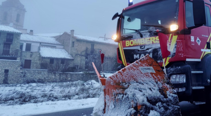 La nieve mantiene diez carreteras valencianas con circulación complicada