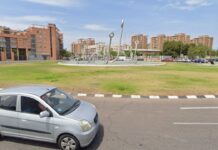 Persecución de película en València: un joven huye de la Policía, cruza la autovía y acaba colgado de un puente