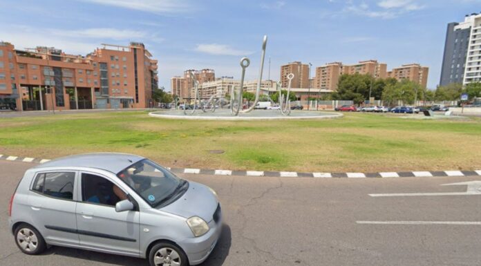 Persecución de película en València: un joven huye de la Policía, cruza la autovía y acaba colgado de un puente