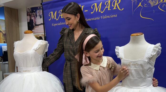 MaViMar entrega el alçaor hecho a medida a las Falleras Mayores y sus Cortes
