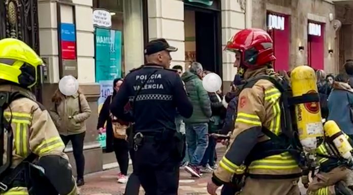 Susto por una posible fuga de gas en una zona muy comercial del centro de Valencia