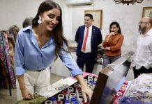 Así reacciona la Fallera Mayor de València al ver el espolín de su exaltación