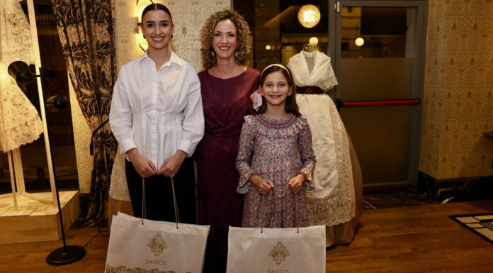 Así ha sido la entrega de las manteletas de los segundos vestidos de las Falleras Mayores de València