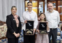 Las Falleras Mayores de València y sus Cortes de Honor ya tienen sus peinetas oficiales