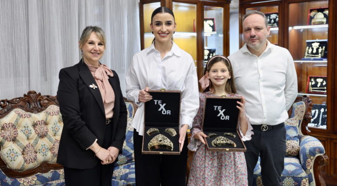 Las Falleras Mayores de València y sus Cortes de Honor ya tienen sus peinetas oficiales