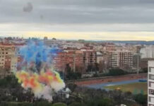 Una senyera en el cielo en una mascletà como anticipo a los disparos de las próximas fallas una senyera en el cielo