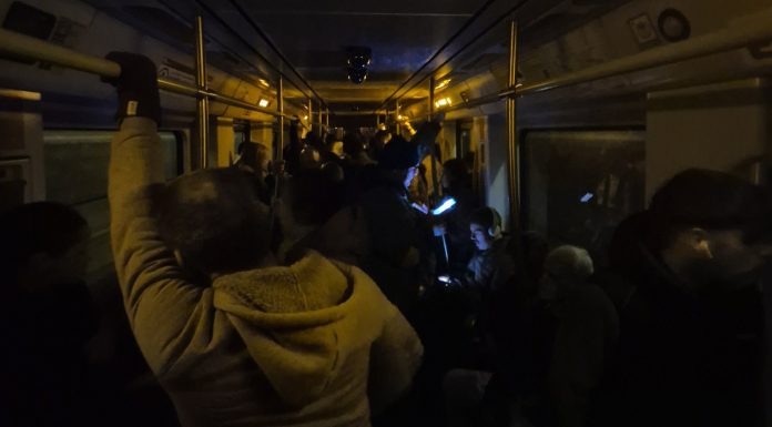 Viajeros de la Línea 1 de Metro denuncian que viajan a oscuras viajeros del Metro a oscuras