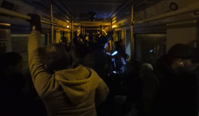 oscuras viajeros del Metro a oscuras