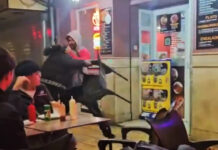 Brutal pelea de dos jóvenes a las puertas de un Kebap de Xàtiva