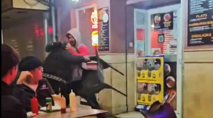 Brutal pelea de dos jóvenes a las puertas de un Kebap de Xàtiva