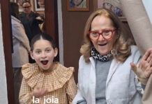 Así reacciona la Fallera Mayor Infantil al ver el espolín de su exaltación