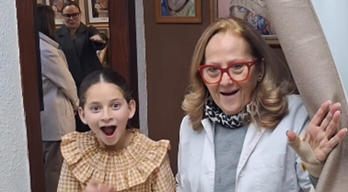 Así reacciona la Fallera Mayor Infantil al ver el espolín de su exaltación