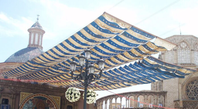 Retiran el polémico toldo de la plaza de la Virgen de València
