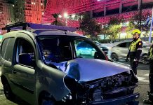 Un coche choca contra un semáforo frente al Roig Arena