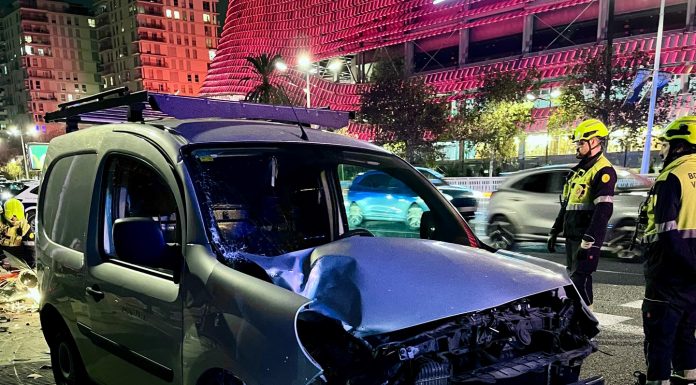 Un coche choca contra un semáforo frente al Roig Arena