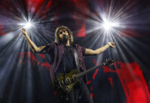 Mikel Izal emprende un viaje hacia el paraíso en su concierto en Valencia