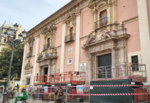 Comienza el desmontaje del toldo de la plaza de la Virgen