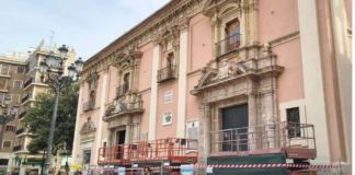 Comienza el desmontaje del toldo de la plaza de la Virgen Comienza el desmontaje del toldo de la plaza de la Virgen