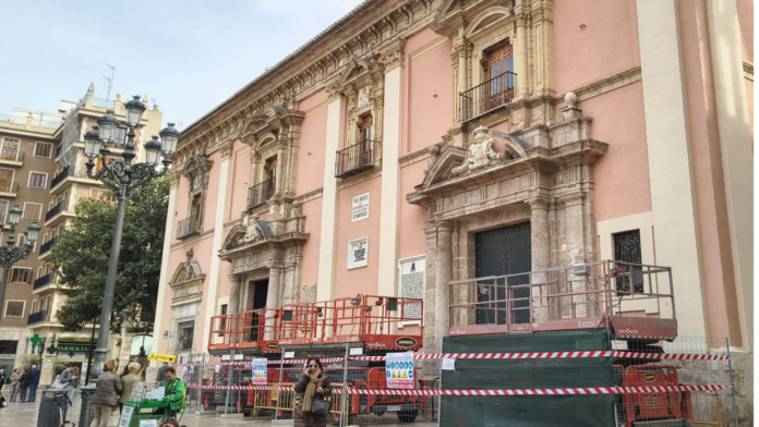7televalencia-toldo-basilica-plaza-virgen Comienza el desmontaje del toldo de la plaza de la Virgen