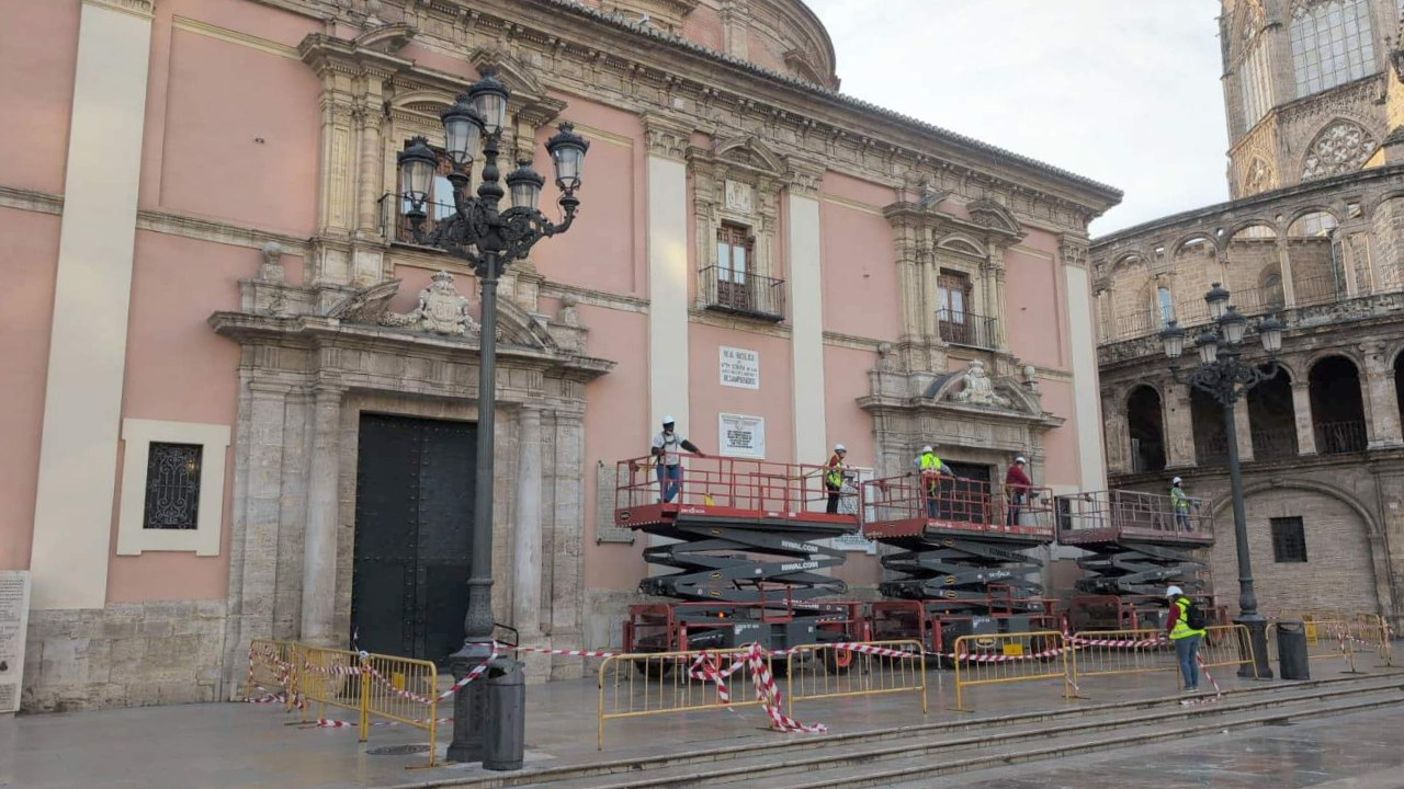 Comienza el desmontaje del toldo de la plaza de la Virgen