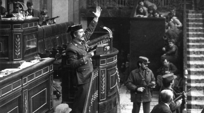 Los secretos del 23-F: El Gobierno sacará a la luz los documentos ocultos del Golpe de Estado Antonio Tejero en el Congreso de los Diputados. Imagen de un camarógrafo de TVE